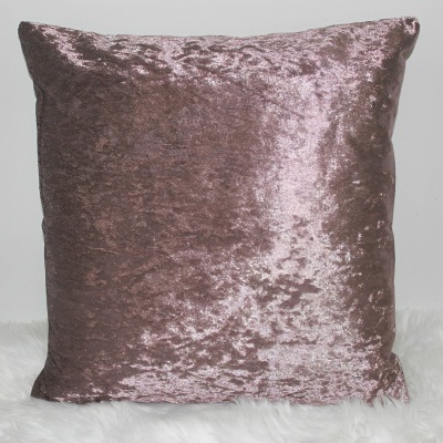 Almofada quadrada lilás em veludo com textura irregular sobre superfície branca