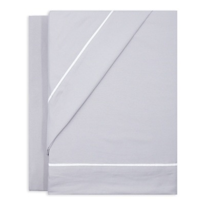 Conjunto de lençóis cinza claro com bainha branca