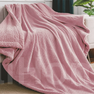 Manta rosa macia e texturizada sobre sofá bege