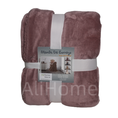 Manta de cor rosa velho macia e felpuda embalada com faixa branca e rótulo