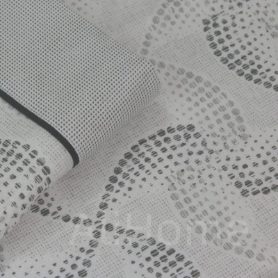 tecido branco com padrão perfurado circular e linha preta na borda