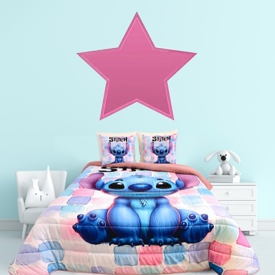 Roupa de cama infantil com personagem Stitch em cama com almofadas e edredão coloridos