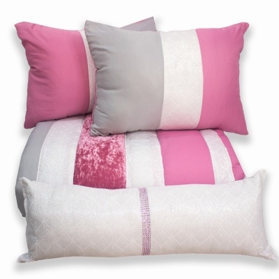 Conjunto de almofadas em tecidos rosa, cinza e branco com padrões lisos e aveludados