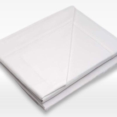 Toalha branca dobrada com textura lisa