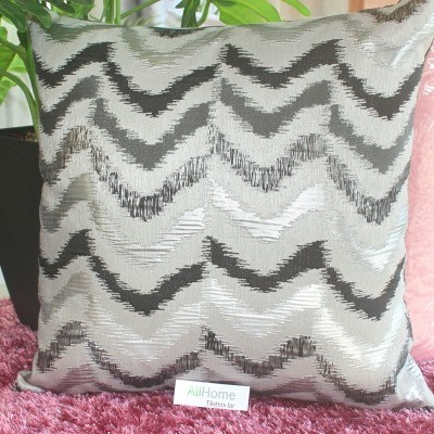 Almofada cinza e preta com padrão zig-zag