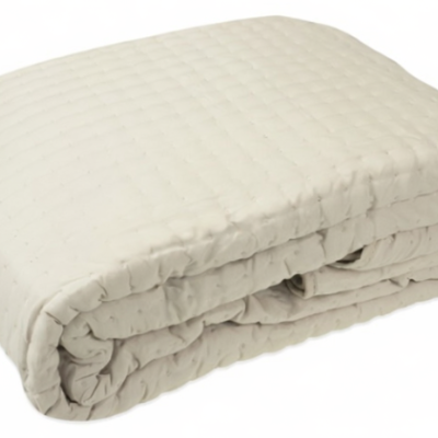 Edredão branco acolchoado com padrão quadriculado dobrado