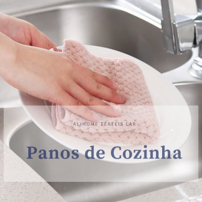 Pano de cozinha rosa a limpar prato branco na pia