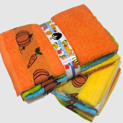 conjunto de panos de cozinha coloridos com bordados de abóbora e cenoura