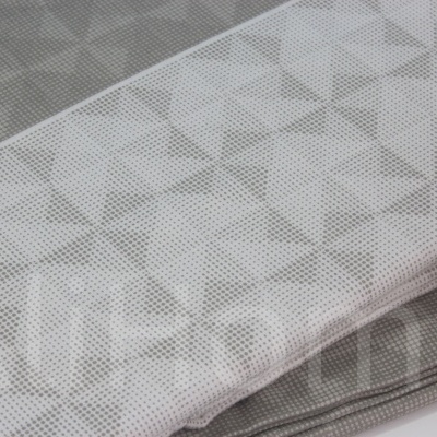 tecidos dobrados com padrão geométrico cinza e branco