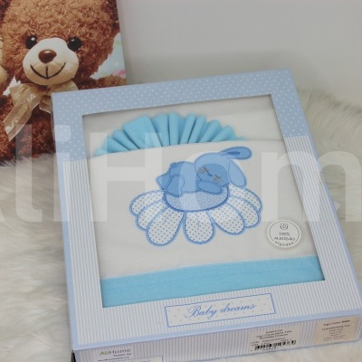 Conjunto de fralda, touca e babete para bebé em algodão branco e azul com bordado de elefante