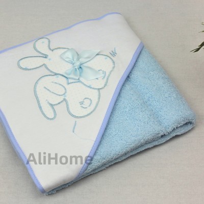 Toalha de bebé azul com bordado de coelho e laço azul