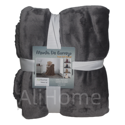 Manta cinzenta escura dobrada com etiqueta de papel e fita branca