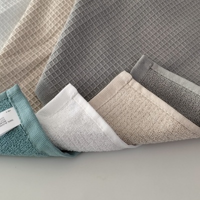 Conjunto de toalhas de rosto coloridas com textura de malha.