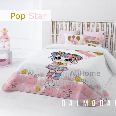 Roupas de cama infantis com personagem de boneca e almofadas cor-de-rosa no quarto branco