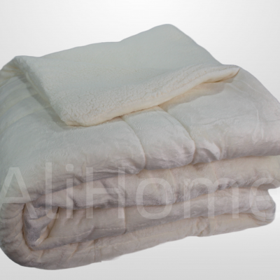 Edredão ou manta de cama branca e creme, textura felpuda e lisa