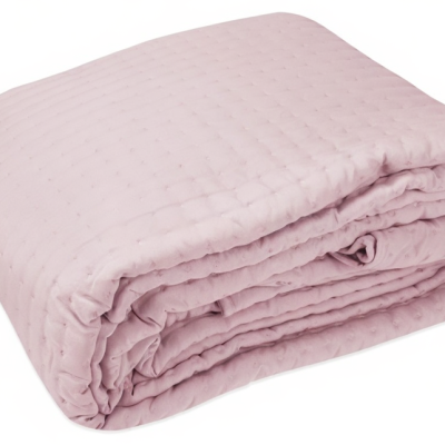 Edredão rosa acolchoado dobrado com padrão quadriculado