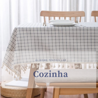 Toalha de mesa branca com padrão de grelha preta e franjas na ponta sobre mesa de madeira clara