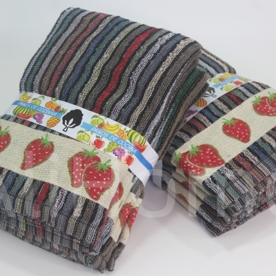 Toalhas de banho riscadas com faixa decorativa de morangos e fita colorida