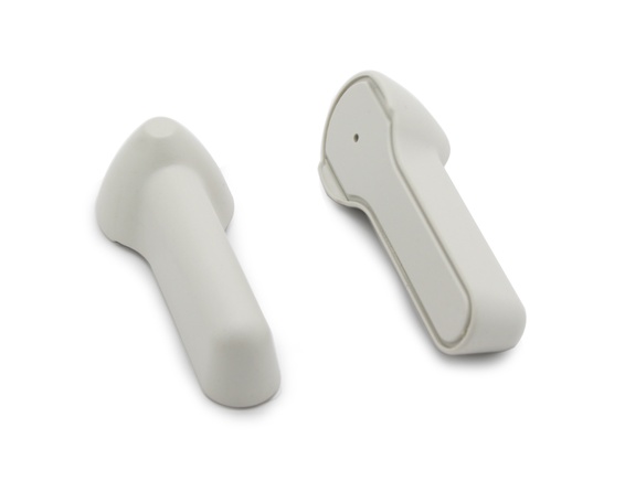 Dois auriculares brancos sem fios sobre fundo branco