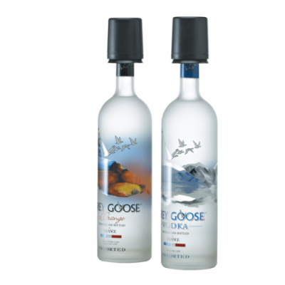Duas garrafas de vodka Grey Goose com rótulos de paisagens distintas e tampas pretas