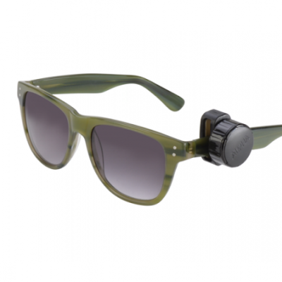 Óculos de sol verdes com lentes escuras e acessório preto na haste