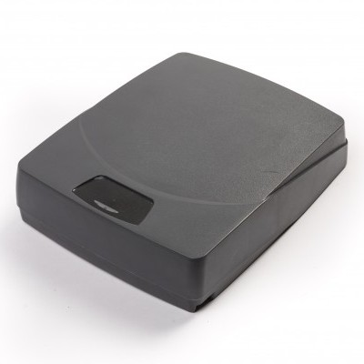 Dispositivo quadrado preto com pequena área negra no centro sobre fundo branco