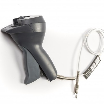 Dispositivo de aspersão manual preto com cabo metálico e fio branco em fundo branco