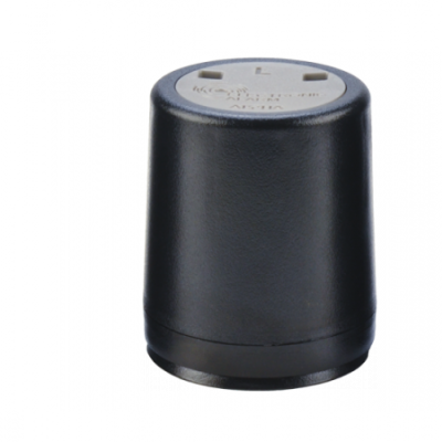 Carregador portátil preto com duas portas USB e texto gravado