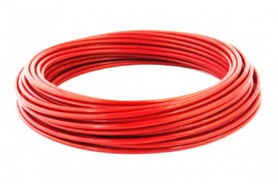 Rolo de cabo elétrico vermelho enrolado sobre fundo branco