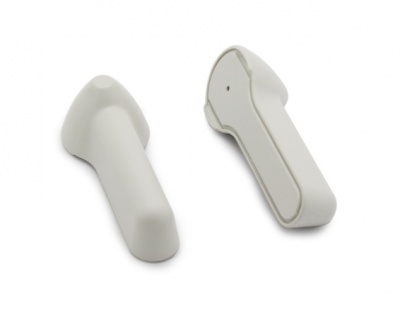 Dois auriculares brancos sem fios sobre fundo branco