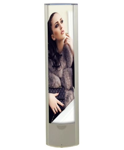 Painel digital com imagem de mulher com casaco de pele cinzento e mala preta