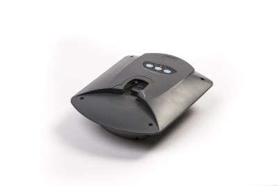 Dispositivo electrónico preto com botões brancos e fundo branco