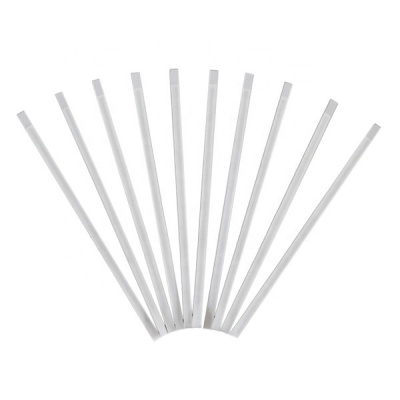 Dez palhinhas brancas finas em leque sobre fundo branco