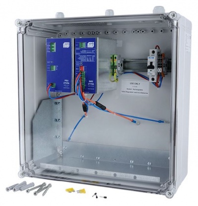 Invólucro metálico aberto com dispositivos elétricos azuis, cabos conectados e etiqueta USE ONLY