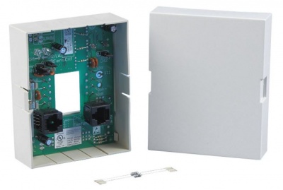 Caixa branca com placa eletrônica e tampa ao lado