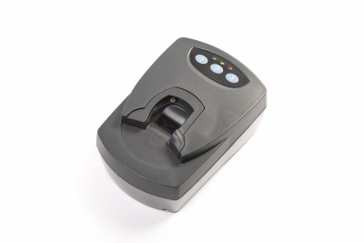 Carregador de bateria portátil cinzento e preto sobre fundo branco