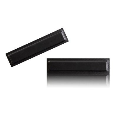 Duas caixas retangulares pretas com superfícies lisas sobre fundo branco.