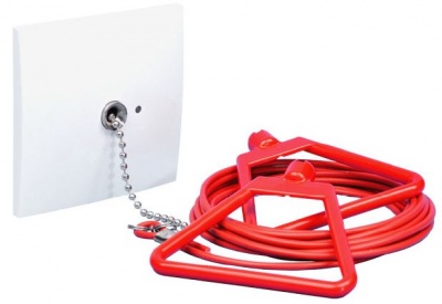 Cabo vermelho com duas alças triangulares e base branca com corrente metálica