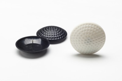 Três pegas de plástico pretas e branca com padrão de buracos