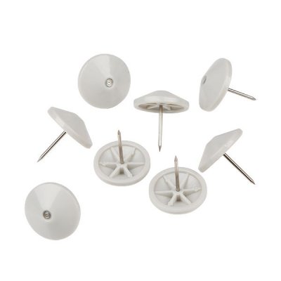 Pregadores de parede brancos com ponteiros metálicos em fundo branco