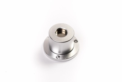 Peça metálica cilíndrica prateada com base redonda