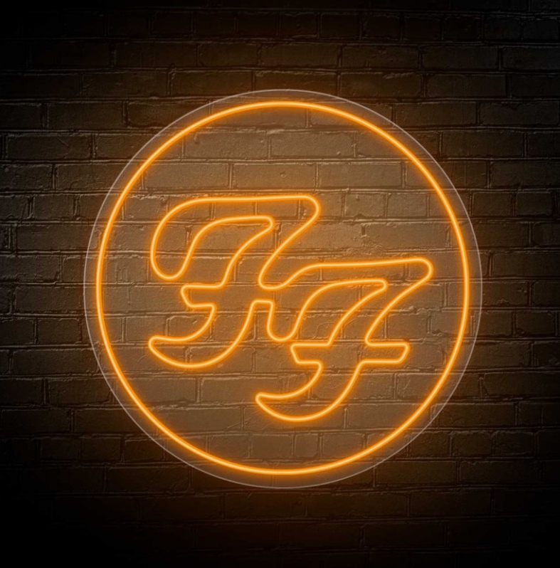 NeonLED | Foo Fighters Neon laranja com letras FF numa parede de tijolo
