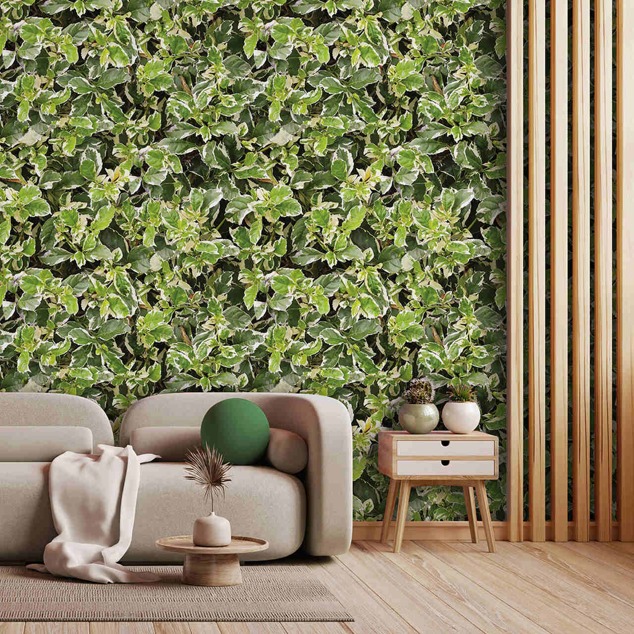 012 Papel de parede folhoso verde e branco numa sala com sofá bege, mesa baixa e mesa de cabeceira de madeira.