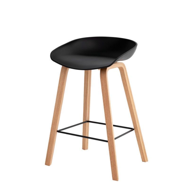 Cadeiras | RUTH Banco alto preto com pernas de madeira clara e descanso metálico para os pés