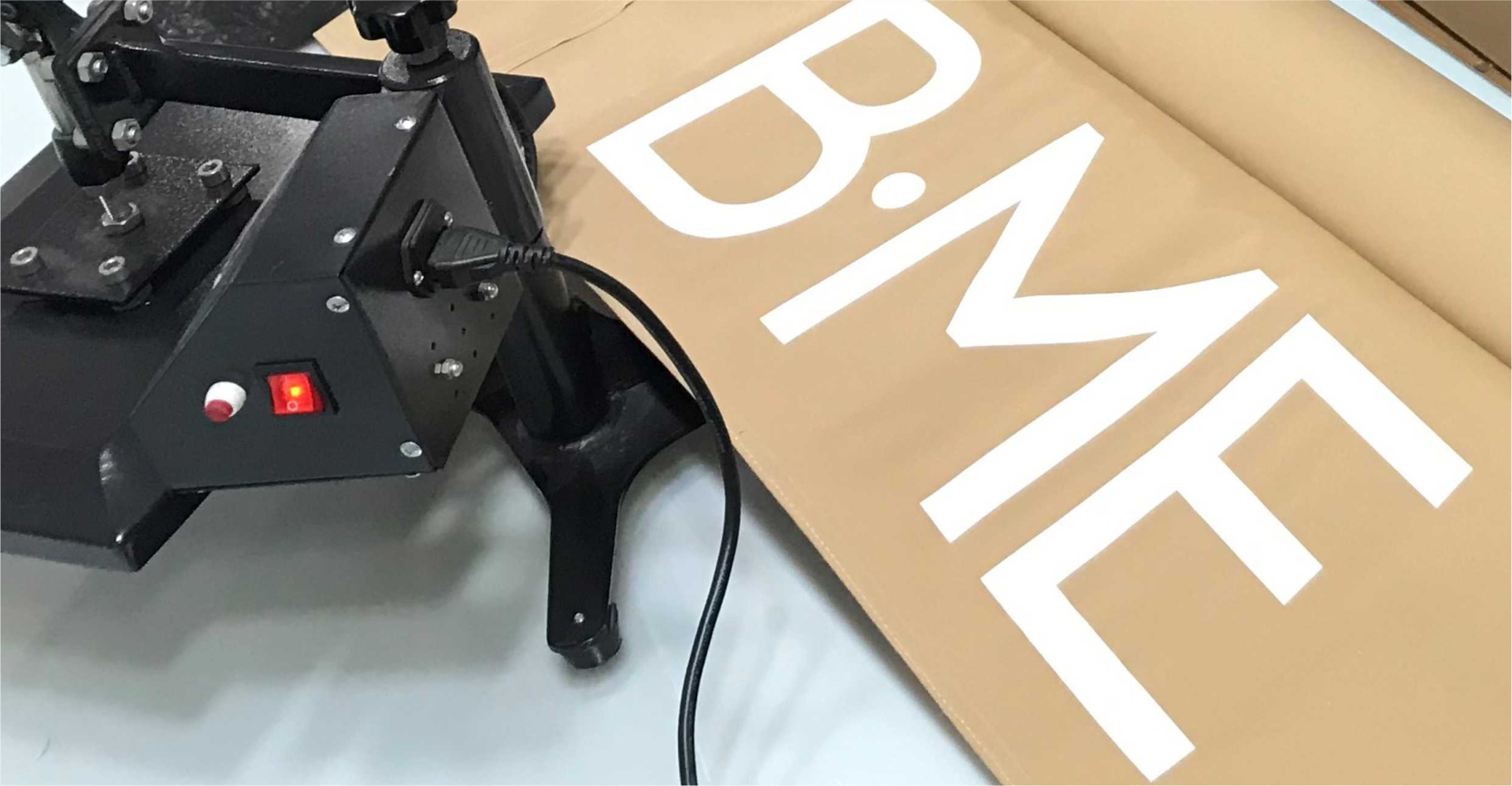 Mudar a Tela | 76 cores! Máquina preta ao lado de placa de cartão com letras B ME