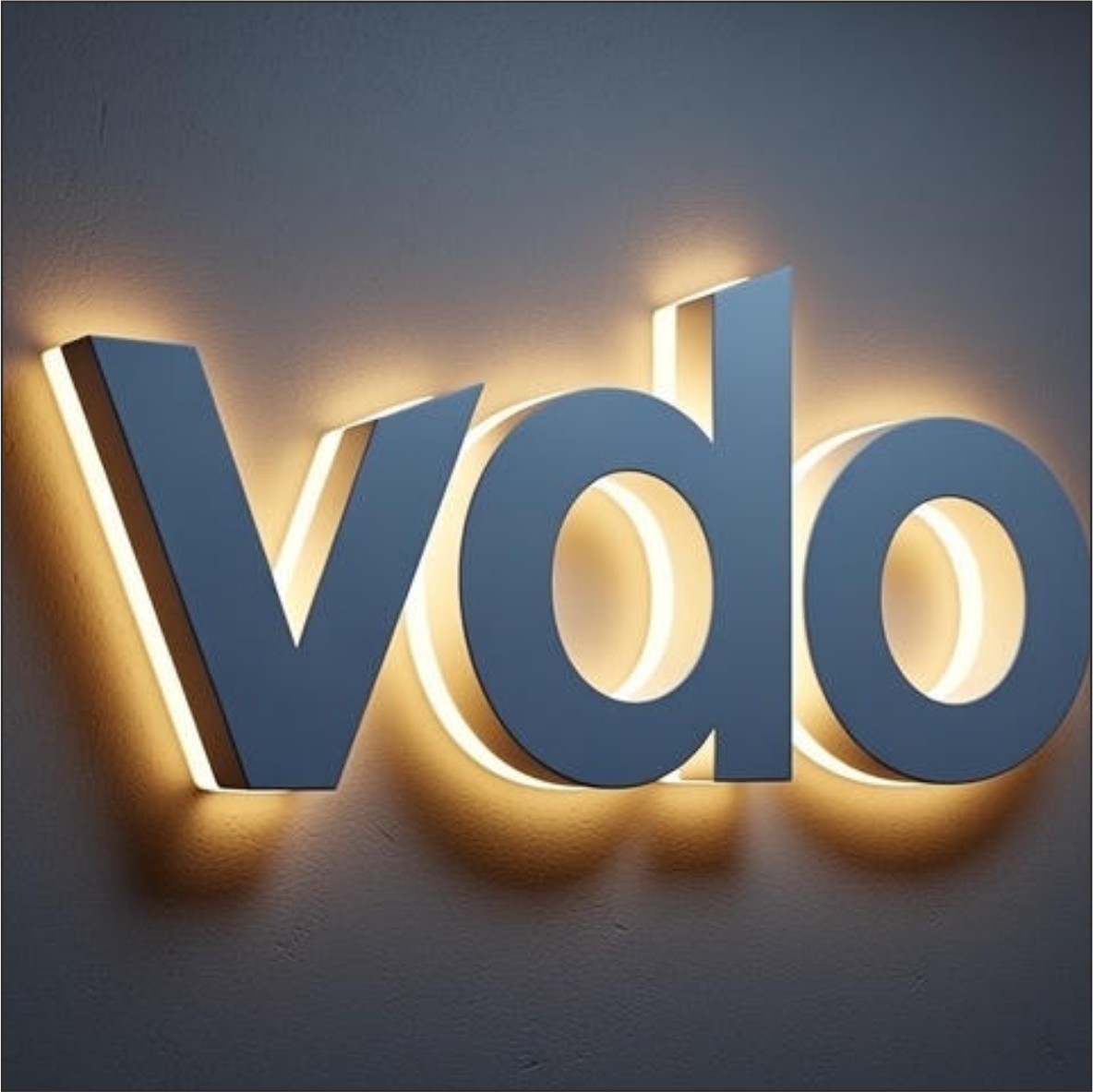 Letras Monobloco | Retro-Iluminadas Letra iluminada azul com luz quente na parede cinza