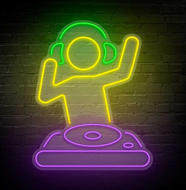 NeonLED | DJ Néon colorido mostrando uma pessoa com auscultadores e mesa de DJ numa parede escura