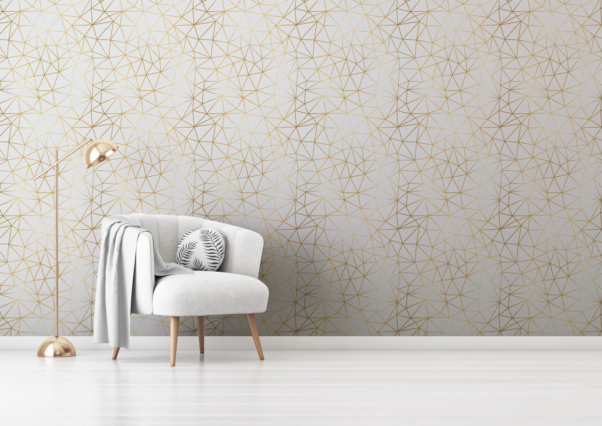 002 Poltrona cinzenta clara com almofada, manta cinza e candeeiro dourado diante de parede branca com padrão geométrico dourado