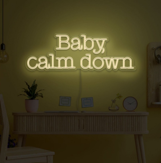 NeonLED | Baby Calm Down Letreiro de néon com texto 'Baby calm down' numa parede amarela