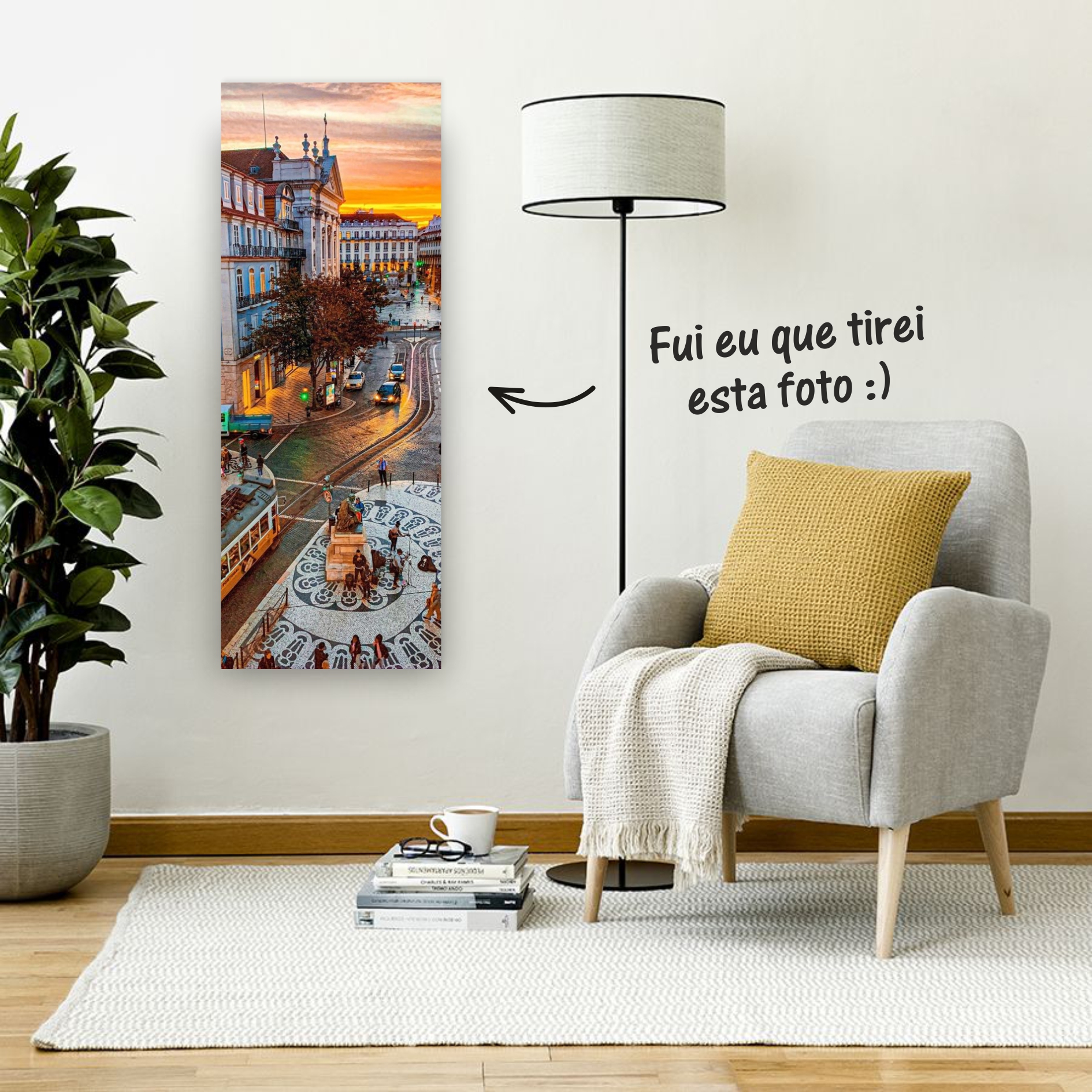 Sala decorada com poltrona, candeeiro, planta e quadro urbano ao pôr do sol